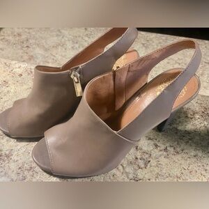 ***Vince Camuto*** Womens Size 8.5M Heels